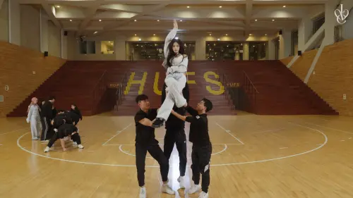 ▲IVE安兪真由3名啦啦隊員高高舉起，柯知易坦言她們跟IVE只練習一次就直接上。（圖／翻攝自IVE YouTube）