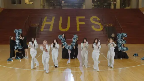 ▲除了高難度動作外，柯知易在隊形、陣容安排上都有小巧思，比如團隊名稱跟愛心符號的搭配。（圖／翻攝自IVE YouTube）