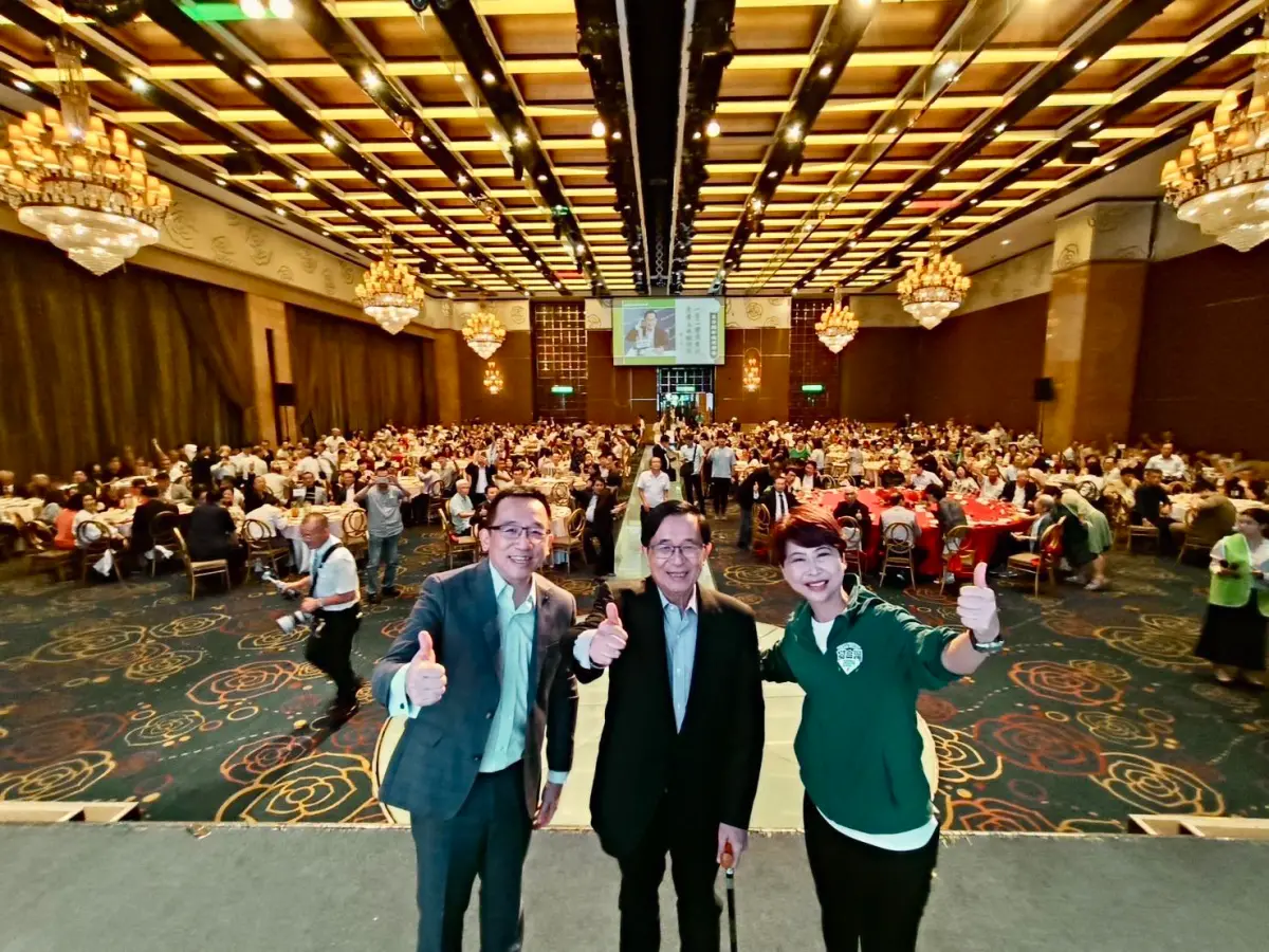 ▲前高雄市議員陳致中（左）曬出與父親陳水扁（中）及綠委陳亭妃（右）的「三陳同框」照片，高調表達祝賀。（圖／翻攝自陳致中臉書）