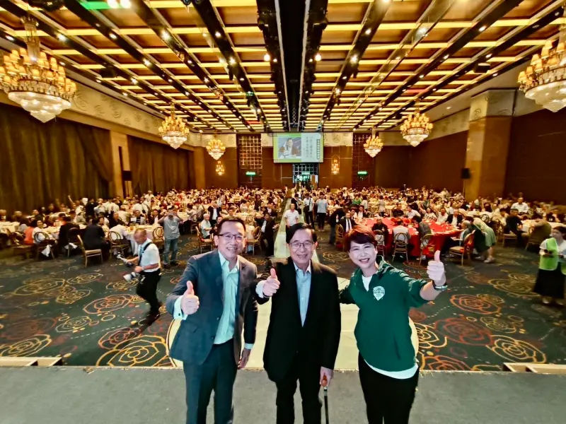 扁家高調祝賀陳亭妃！陳致中曬照「三陳同框」：期待首位女市長