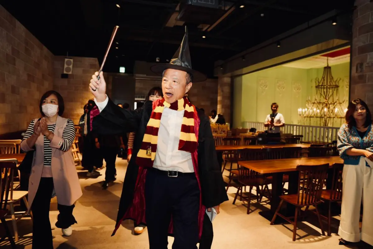 ▲嘉義縣長翁章梁，化身「哈利翁帥」現身頒獎，表彰優秀餐飲與旅宿業者。（圖／縣府提供）