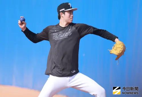 ▲海盜高A火球男張弘稜擁有逼近160公里火球，今日後援4局失2分，順利收下本季首次救援成功。（圖／記者葉政勳攝）