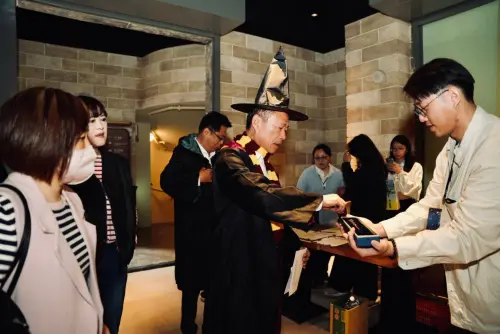 ▲會中最大亮點是縣長翁章梁，化身「哈利翁帥」現身頒獎，表彰優秀餐飲與旅宿業者。（圖／縣府提供）