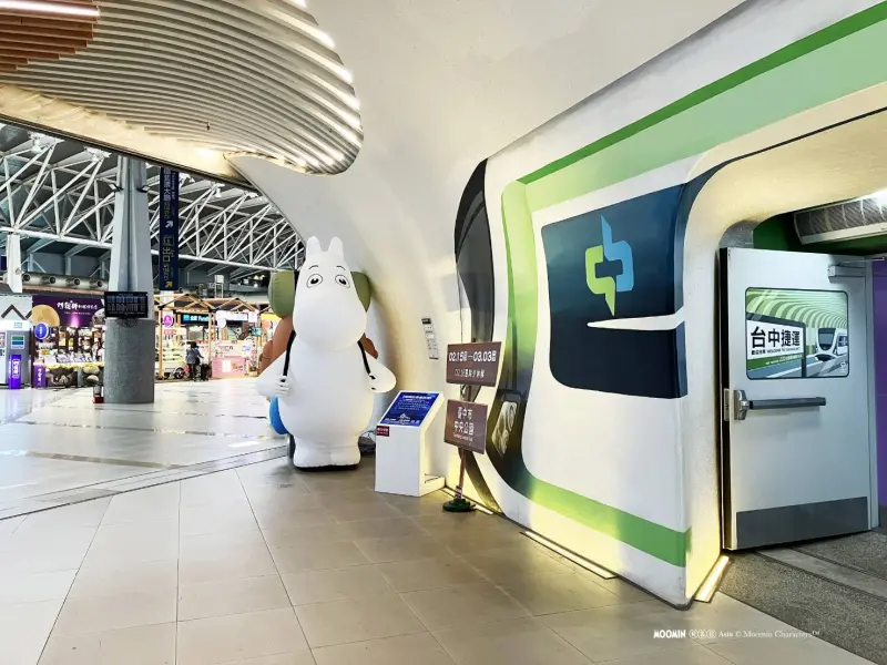 ▲姆明-moomin在捷運高鐵台中站迎賓(圖／中捷公司提供2026.1.15)