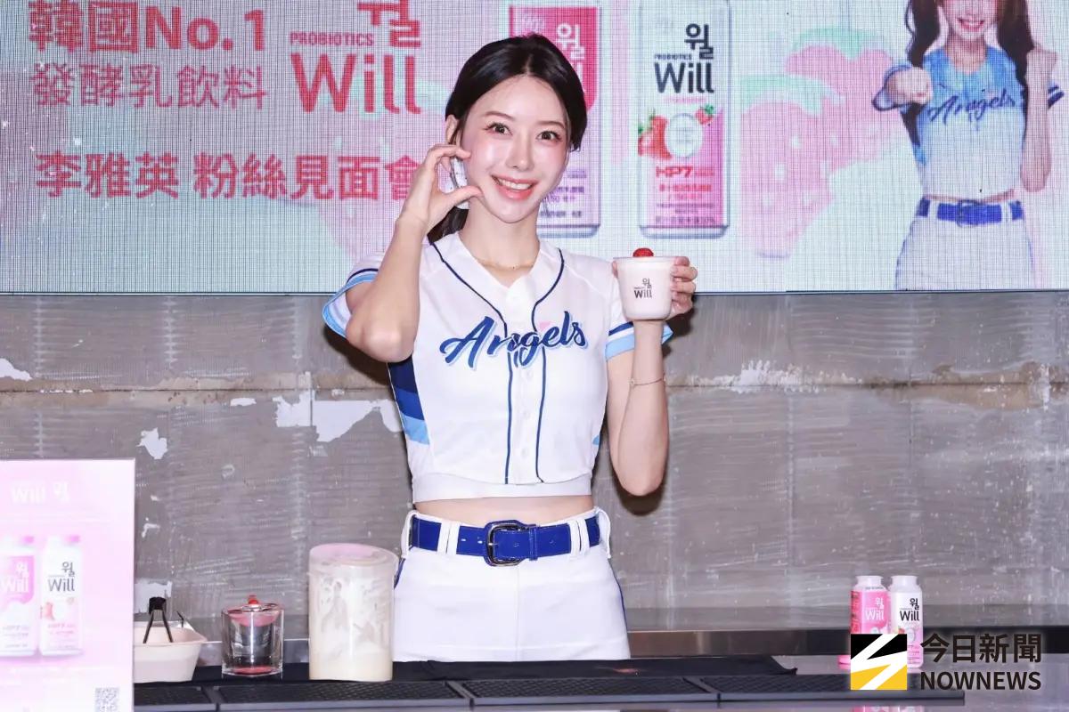 ▲李雅英（如圖）日前現身金唱片頒獎典禮，圓夢見到男神許光漢和邊佑錫。今受訪時她坦言遭到公司「禁愛」，要她別再示愛了，笑著道歉說：「我真的很抱歉。」（圖／記者吳翊緁攝影）