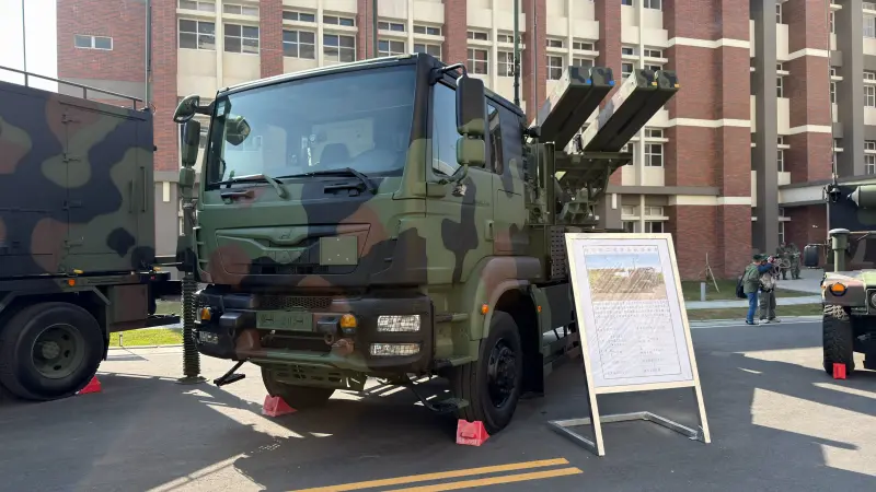 ▲陸軍砲校湯山營區啟用,展出陸射劍二飛彈。(圖/翻攝畫面)