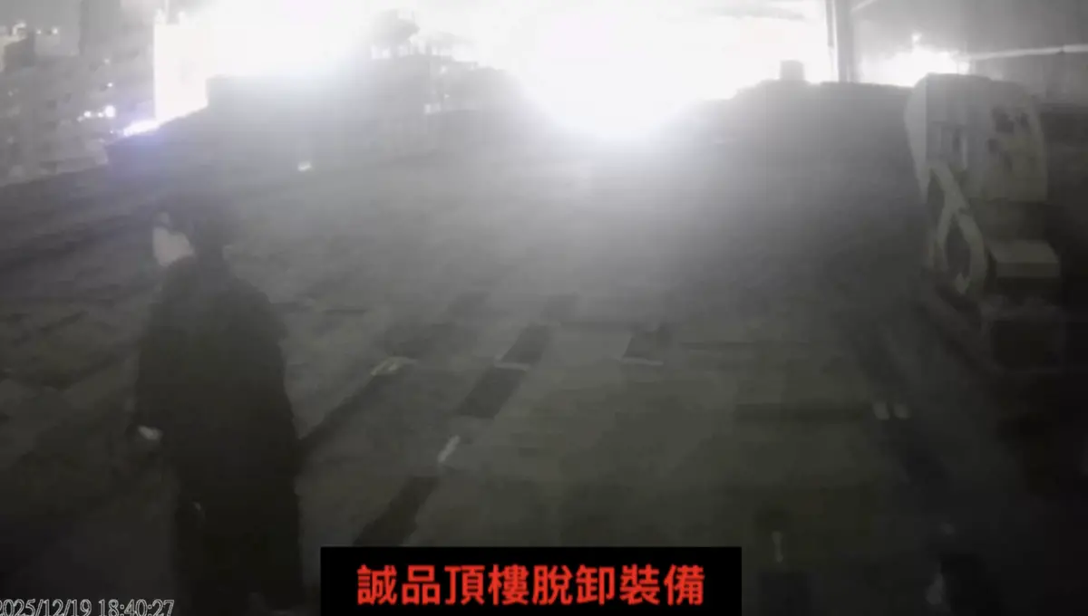 ▲張文於誠品南西頂樓脫卸裝備。（圖／翻攝畫面）