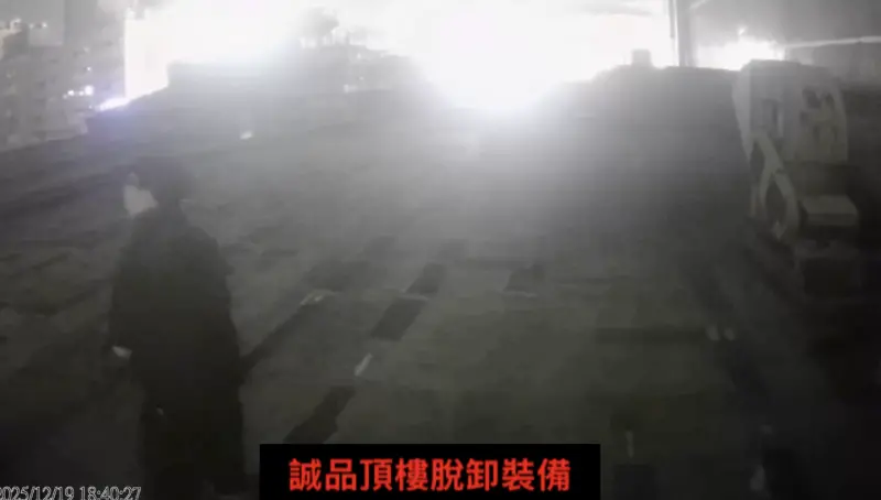 ▲張文於誠品南西頂樓脫卸裝備。（圖／翻攝畫面）