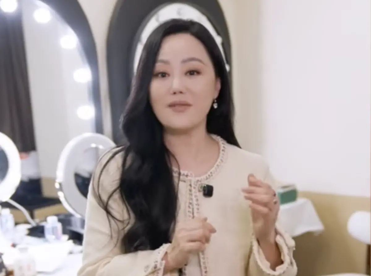 ▲62歲章小蕙（如圖）近期訪問中透露後悔嫁鍾鎮濤，過去她被酸是「拜金女」，她則自認戀愛腦，太早結婚，也稱遭剝奪子女探視權，以至於和孩子們疏遠。（圖／摘自 美妝博主聯盟 YT）