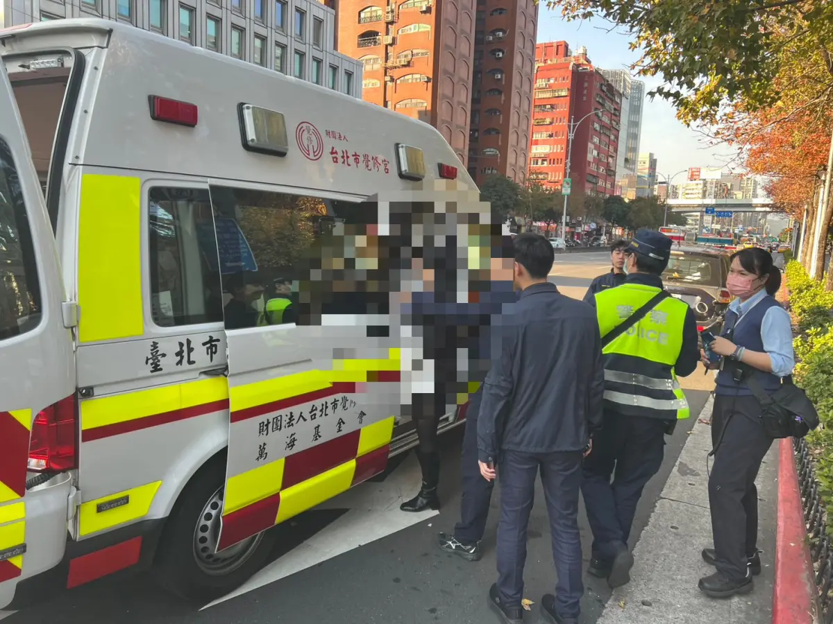 ▲北捷忠孝新生站今（15日）下午傳出有一名婦人持剪刀亂揮，並詢問鄰座的女乘客是否需要剪髮。（圖／翻攝畫面）