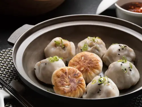 ▲漢來上海湯包南港LaLaport將推出首三日單筆消費滿800元，即送蝦肉生煎湯包兑換券。（圖／漢來上海湯包提供,www.hilai-foods.com/news-tag/漢來上海湯包）