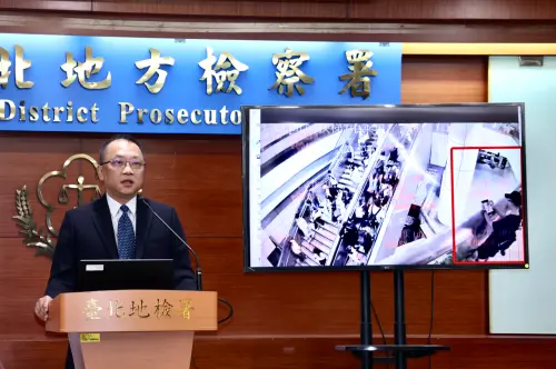 ▲台北市警局刑警大隊大隊長盧俊宏表示，「鷹眼小組」將張文在捷運站內使用平版電腦的監視畫面定格比對「手位順序」，才拼湊出密碼。（圖／記者嚴俊強攝）