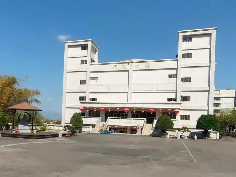 ▲高雄和春技術學院停辦後人去樓空，旗山區昔日宏偉的行政大樓如今將面臨法拍命運，底價大砍至4.82億元。（圖／翻攝自台灣金服官網 tfasc.com.tw/）