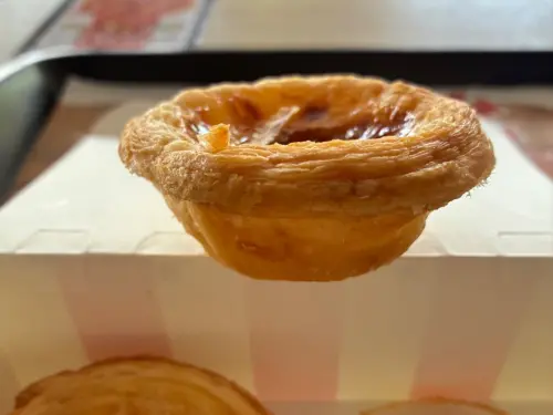 ▲民眾去年11月在高雄三多店就搶先吃到「酥皮版」蛋撻。（圖／民眾提供）