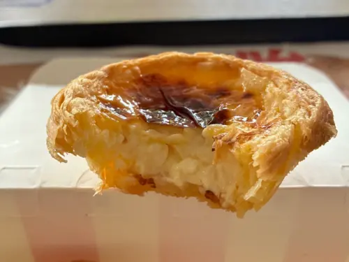 ▲民眾去年11月在高雄三多店就搶先吃到「酥皮版」蛋撻。（圖／民眾提供）