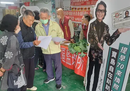 ▲高雄市區監理所人員在現場宣導高齡駕駛換照新制等即將實施的重要政策，並提供即時政策諮詢服務。(圖／高雄市區監理所提供) 