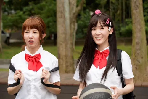 ▲左起郭書瑤、孫可芳逆齡扮演高中生。（圖／彼此影業提供）