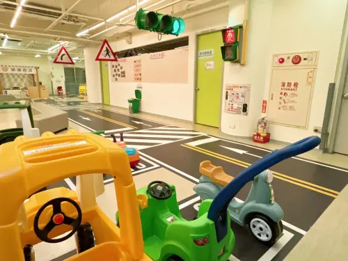 ▲士林親子館為全國第一座以安全互動為主題的親子館，現場有交通安全區，在空間中設計不同安全主題與遊戲情境。（圖／靖娟文教基金會）