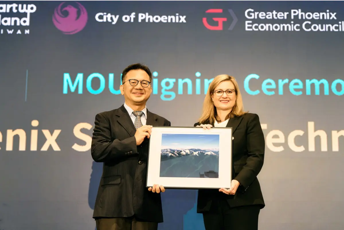 ▲國發會今（15）日與鳳凰城市長Kate Gallego簽署「台灣×鳳凰城企業創新聯盟」合作備忘錄儀式（MOU）。（圖／國發會提供）