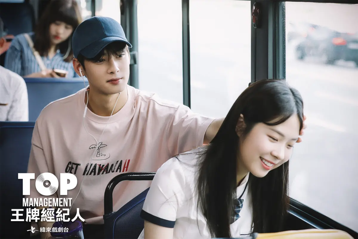 ▲車銀優（左）在《王牌經紀人》飾演陷入抄襲風波的男團成員，因和現實一樣是偶像設定，車銀優表示自己對於出道曾感到迷惘，不過家人鼓勵他「試試看」，讓他成為了超級偶像。（圖／緯來戲劇台提供）