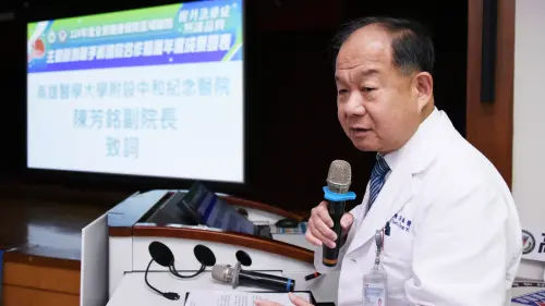 ▲副院長陳芳銘表示，高醫自2025年承接高屏區域聯防主責醫院任務，持續優化跨院轉診、急診處置與手術流程，成功建構無縫接軌的急重症綠色通道。（圖／高醫提供）