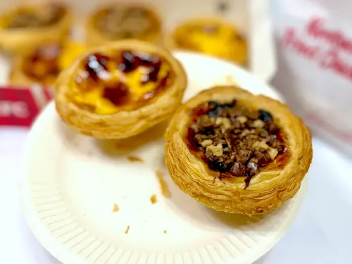 ▲肯德基「新款蛋撻」邊緣層次明顯變多、像是現今市面流行的「千層」感。（圖／記者蕭涵云攝）