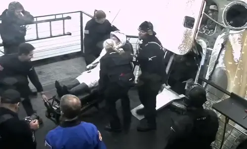 影／國際太空站史上首次「醫療撤離」！太空人急返地球畫面曝
