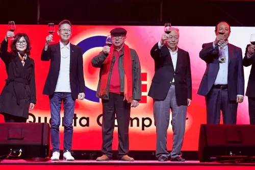 ▲廣達董事長林百里（中）、廣達副董事長梁次震（右二）及廣達執行副總經理暨雲達總經理楊麒令（左二）與員工一同於尾牙同樂。（圖╱記者嚴俊強攝）