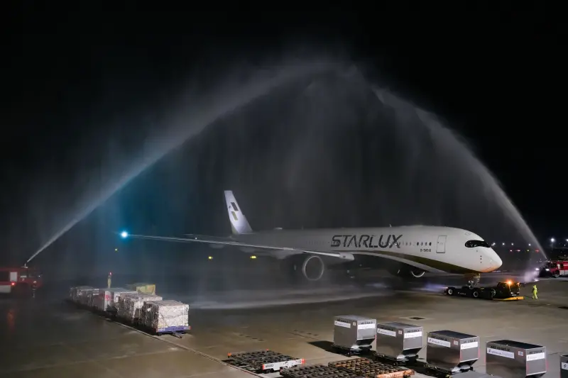    ▲星宇航空正式開航北美第五個航點——鳳凰城，航機在灑水儀式歡送下順利起飛。（圖／星宇航空）  