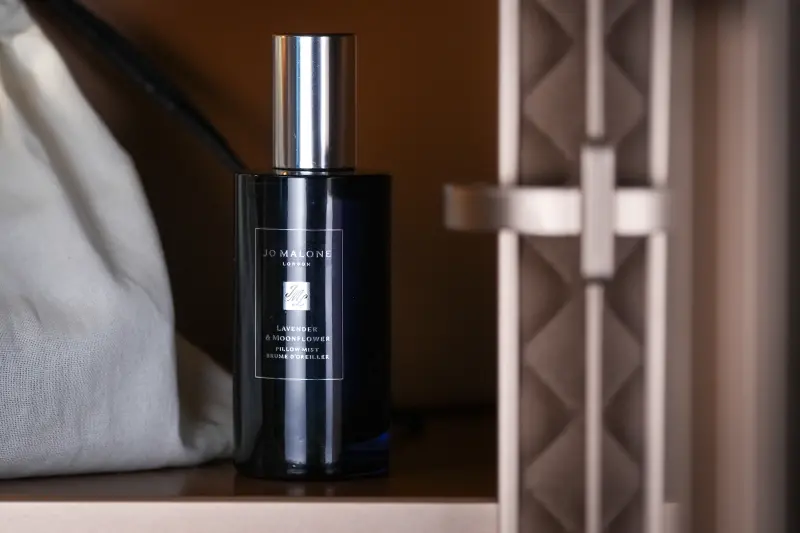    ▲星宇航空持續與雅詩蘭黛集團合作，凡於1月15日至2月15日期間搭乘頭等艙及商務艙的旅客，皆可獲得Jo Malone London「薰衣草與月光花枕頭噴霧」。（圖／星宇航空）  