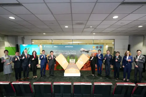 ▲星宇航空台北-鳳凰城首航首航開箱儀式（長官由左至右職稱：星宇航空劉允富策略長、鳳凰城國際機場航空局局長 Chad R. Makovsky、鳳凰城議員Ann O’Brien、星宇航空翟健華執行長、外交部林佳龍部長、鳳凰城市長Kate Gallego、台北市蔣萬安市長、交通部林國顯常務次長、桃園機場楊偉甫董事長及AIT梁凱雯代理處長）。（圖／星宇航空）