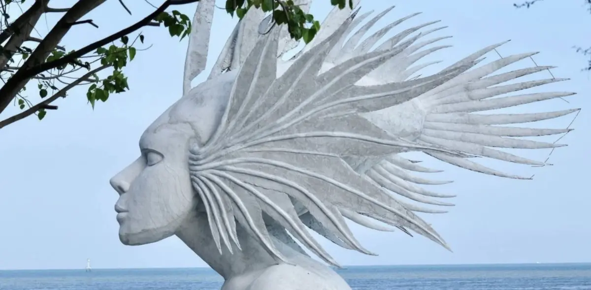 ▲普吉島沙潘欣公園揭幕全新地標「Dheveena」海中女神雕像，高達八米且造型獨特，成為遊客最新打卡熱點。（圖／翻攝自The Thaiger）