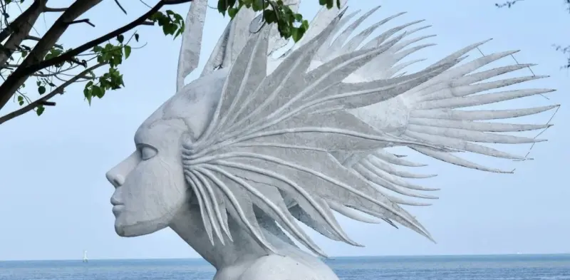 普吉島新地標亮相！八米高海中女神鎮守海濱　獅子魚造型超吸睛