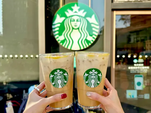 ▲今星巴克買一送一！◾️新品「奶香烤舒芙蕾風味那堤」、回歸「福吉茶那堤」都半價爽喝。（圖／記者蕭涵云攝）