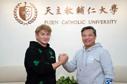 ▲吳奇隆返母校領傑出校友獎。（翻攝自藍易振Threads）