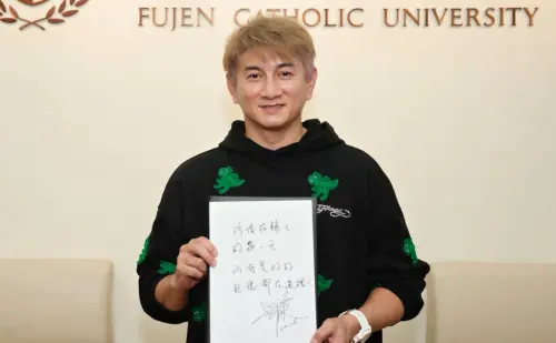 55歲吳奇隆返台！現身輔大領傑出校友　校長狂讚：完全沒有架子
