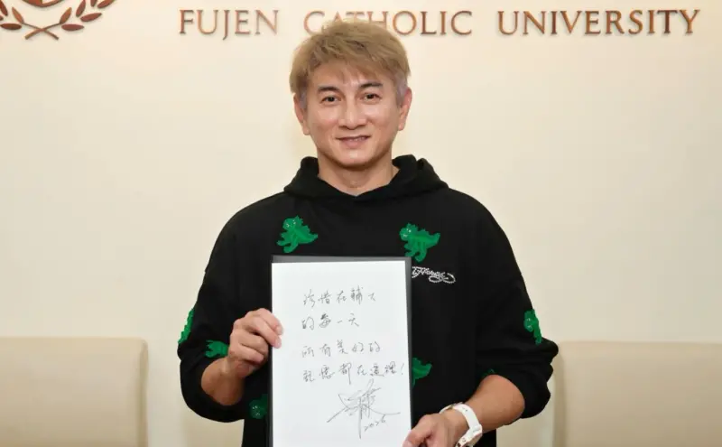 55歲吳奇隆返台！現身輔大領傑出校友　校長狂讚：完全沒有架子