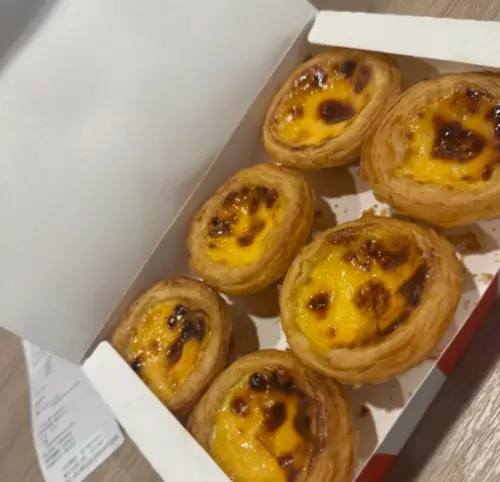 ▲肯德基蛋塔只是換塔皮變成原味蛋塔酥皮版，結果行銷文宣大玩文字遊戲，重蹈覆徹必勝客那一套，狼來了行銷手法被罵爆。（圖/Threads）