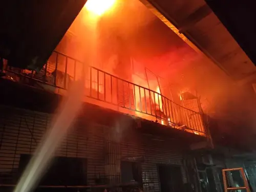 台中暗夜惡火延燒12戶！單親媽遭重物壓困成焦屍　男友外出逃死劫
