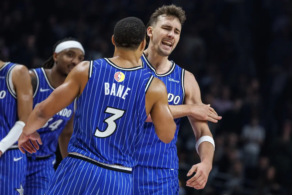 ▲NBA歷史上首場於德國柏林舉行的例行賽在今（16）日盛大登場，魔術隊在第二節一度落後達20分的情況下展開絕地反擊，最終以118：111擊退灰熊，寫下柏林之戰的輝煌篇章。（圖／美聯社／達志影像）