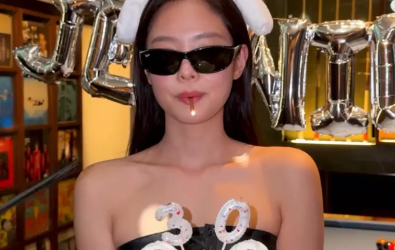 Jennie把生日蠟燭當香菸在叼！慶生影片曝光　挨酸忘記吸菸爭議嗎