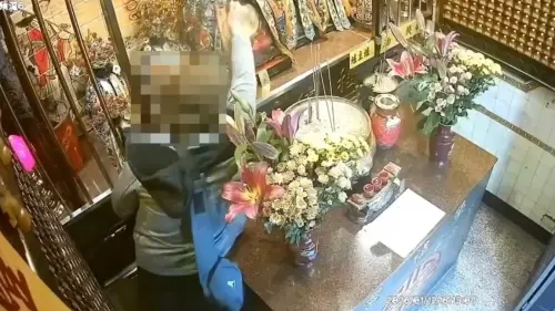 犯案前先插香拜拜！北投男下秒「扯走神像脖上金牌」超扯過程被拍
