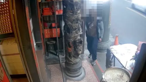 ▲犯案前先插香拜拜！北投男下秒「扯走神像脖上金牌」超扯過程被拍。（圖／翻攝畫面）