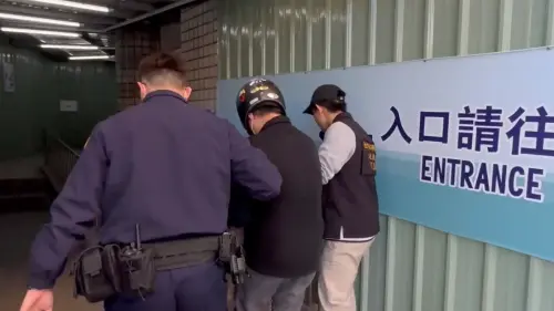 ▲犯案前先插香拜拜！北投男下秒「扯走神像脖上金牌」超扯過程被拍。（圖／翻攝畫面）