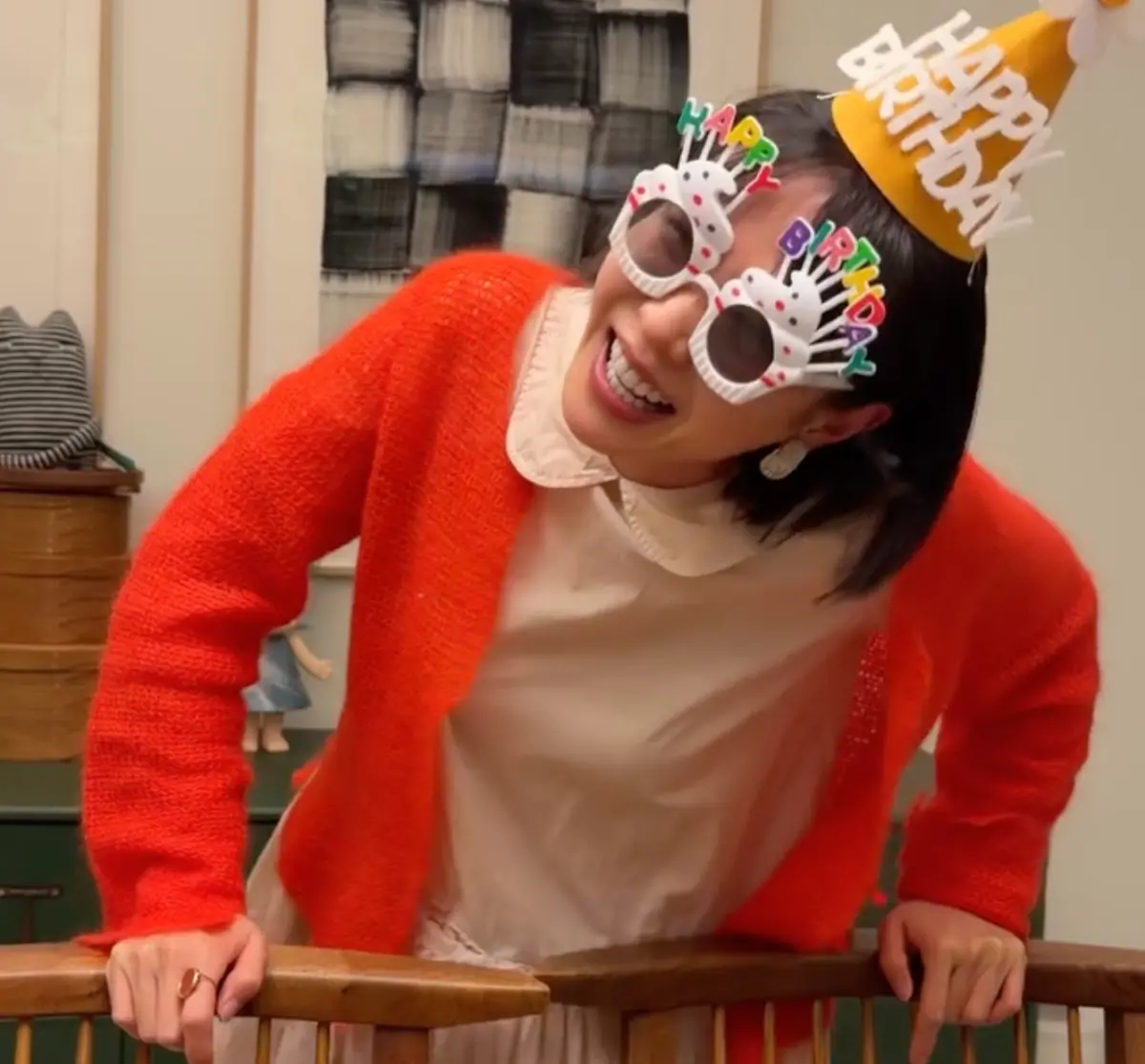 ▲孫藝真（如圖）歡慶44歲生日，玄彬一家三口幫慶生，沒想到狂被兒子催促吹蠟燭，讓她笑到癱軟。（圖／IG@yejinhand）