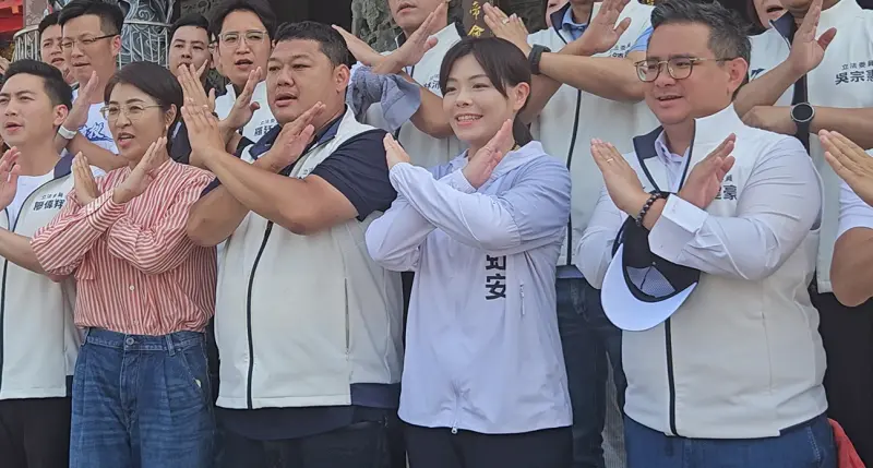 ▲新竹市長高虹安（右二）及24名國民黨立委去年726大罷免投票前1個月，台北市有一名香檳酒吧老闆娘要求員工投反罷免票，可放1天公假或領1千元，涉嫌賄選。（圖／記者劉松霖攝，2025.8.22）