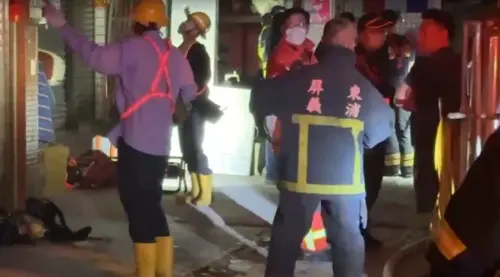 快訊／屏東深夜大火　獨居男家中堆滿資收物加速火勢蔓延送醫不治
