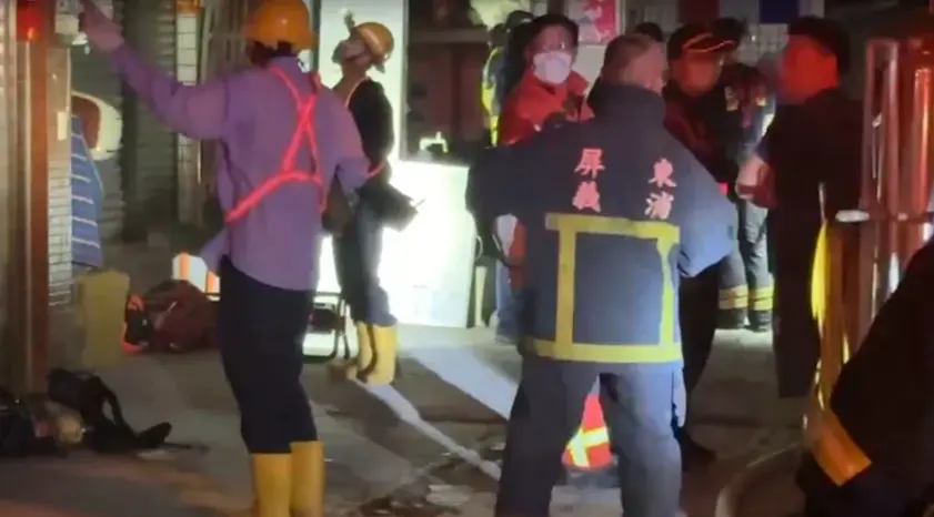 ▲57歲王姓男子被消防隊員搶救時，已無呼吸心跳，送醫宣告不治。（圖／翻攝畫面）