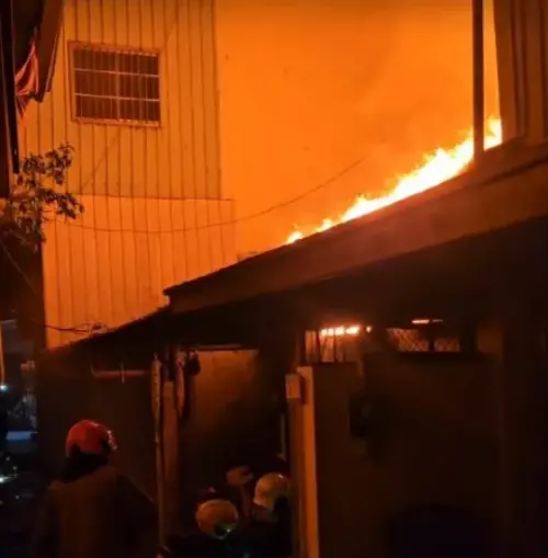 ▲王男因家中堆滿紙類、塑膠資收物品，疑似成為加速火勢蔓延的原因。（圖／翻攝畫面）