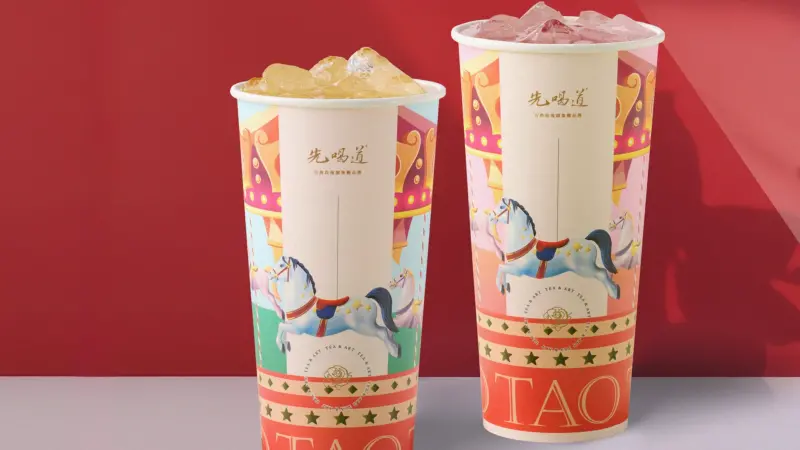 ▲一月手搖飲料優惠推薦！鶴茶樓今起「買一送一」連喝14天Uber Eats外送優惠；先喝道「旋轉木馬」馬年限定杯喝「太妃蜜桃風味厚奶霜買1送1」；大苑子台灣鮮搾柳丁綠特價。（圖／先喝道 taotaotea.com.tw）